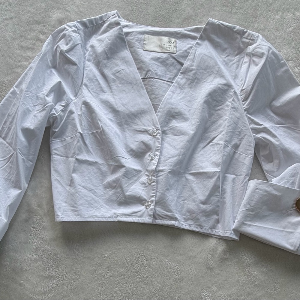 NWOT J.O.A Los Angeles Women’s Small White Cropped V Neck Statement Sleeve - Picture 5 of 9